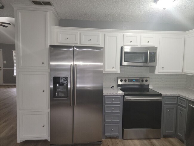 Building Photo - 3/2/2 in South Pointe with Lots of Features