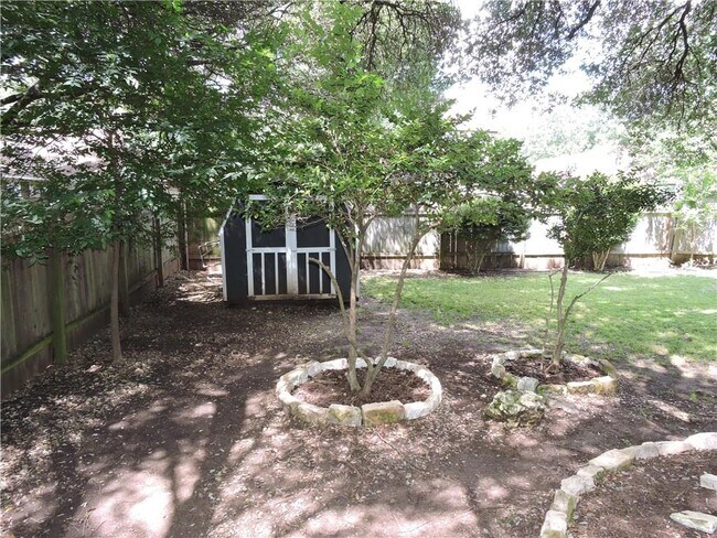 Building Photo - 1415 Laurel Glen Blvd