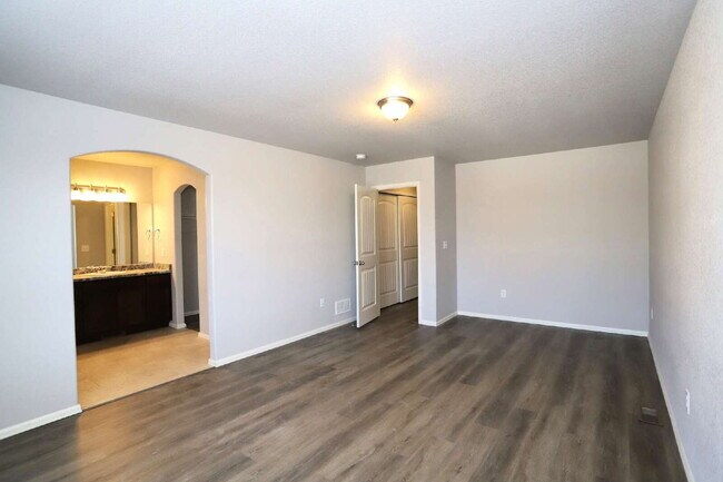 Building Photo - Welcome Home to Comfort & Convenience!
