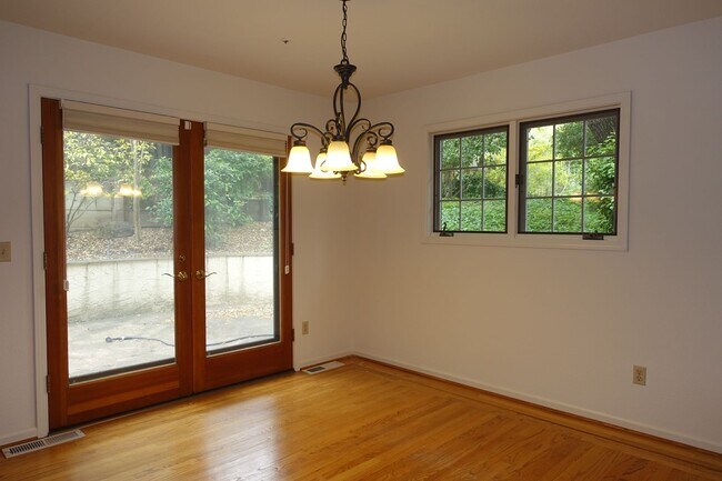 Building Photo - Spacious home, close to downtown Los Altos.  Easy commute location. Great Los Altos Schools!