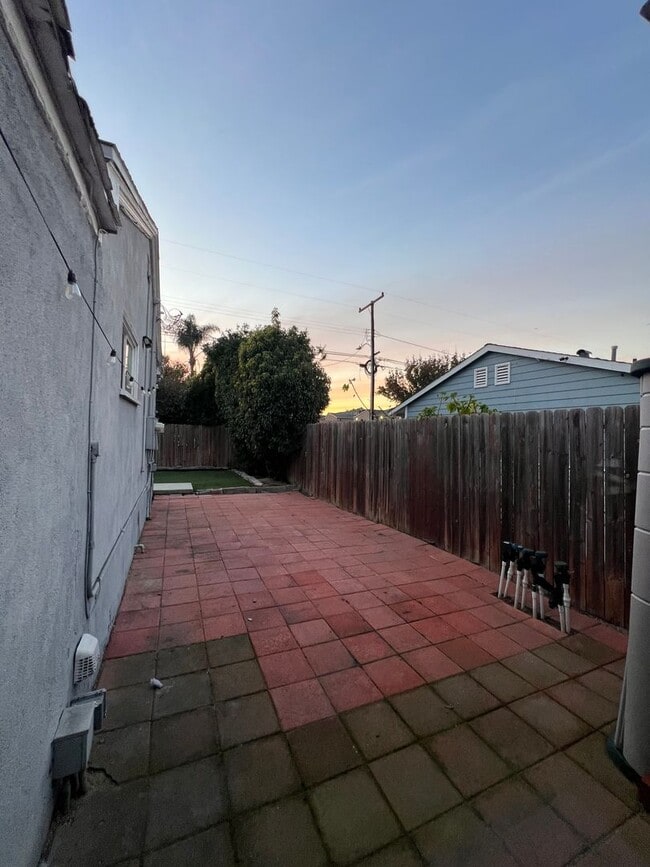 Building Photo - Cozy Cottage with large fenced yard, patio