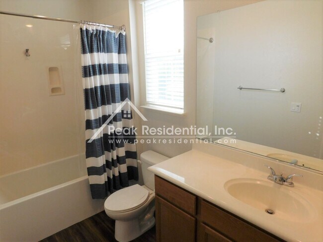 Building Photo - Beautiful Newer Roseville 3bd/2.5ba Home i...