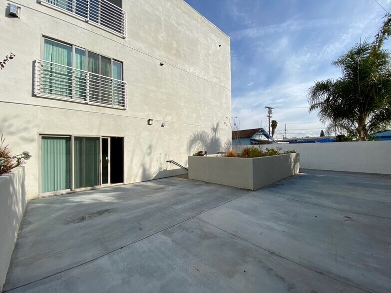 Building Photo - 14934 Burbank Blvd