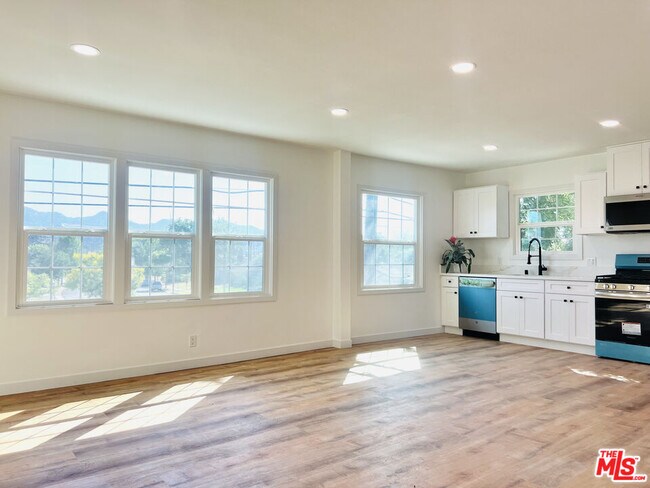 Building Photo - 938 W Glenoaks Blvd
