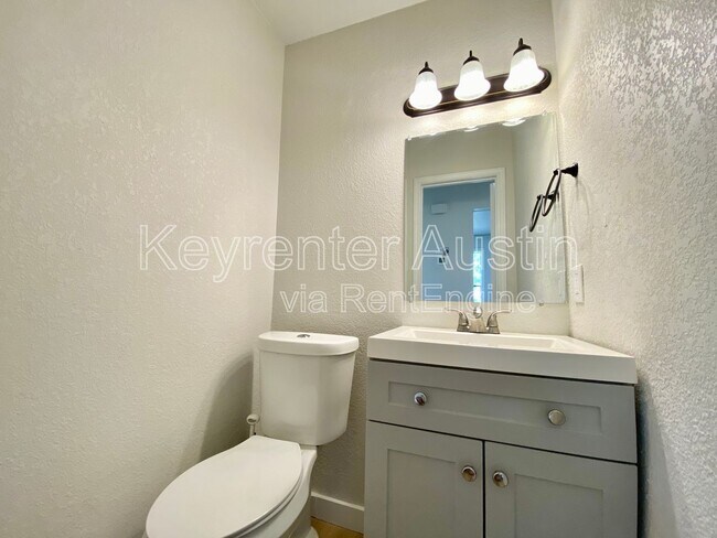 Building Photo - 410 Twin Oak Trail