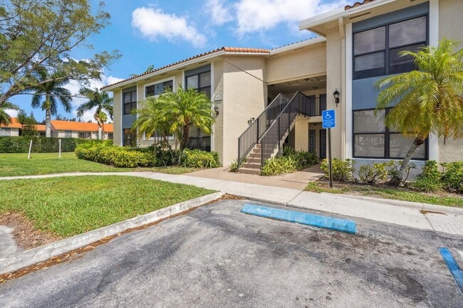 Building Photo - 1453 Lake Crystal Dr