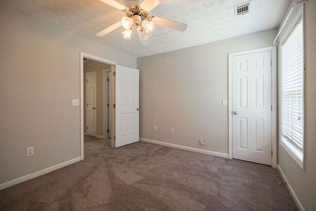 Building Photo - 453 Reba Ct