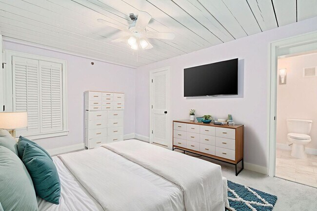 Building Photo - Stylish City Living in Historic Charleston