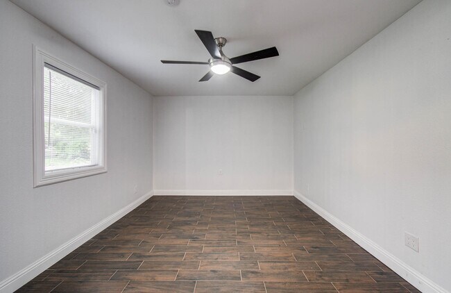 Building Photo - 536 Robert E Lee Dr