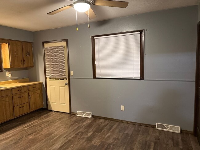 Building Photo - Spacious 3 BR/2 BA in nice north-side culdesac!