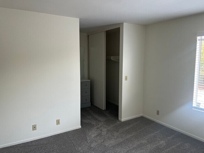 Building Photo - 1047 Golden Rd