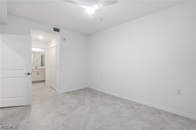 Building Photo - 15375 Grn Acrs Ave