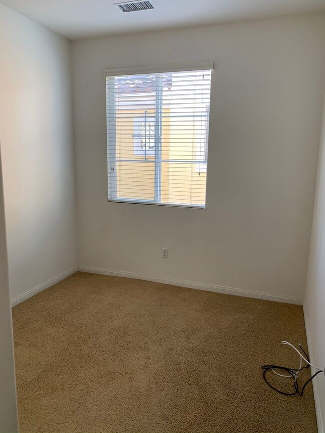 Building Photo - 4 bed, 3 bath townhome in desirable Paseo Del Sol Community!