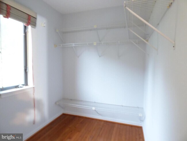 Building Photo - 6634 Westbury Oaks Ct