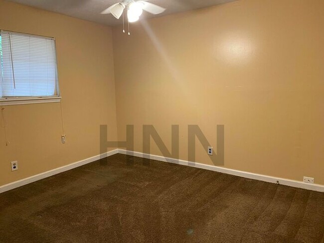 Building Photo - Cute 2/1 Duplex in Forest Park!