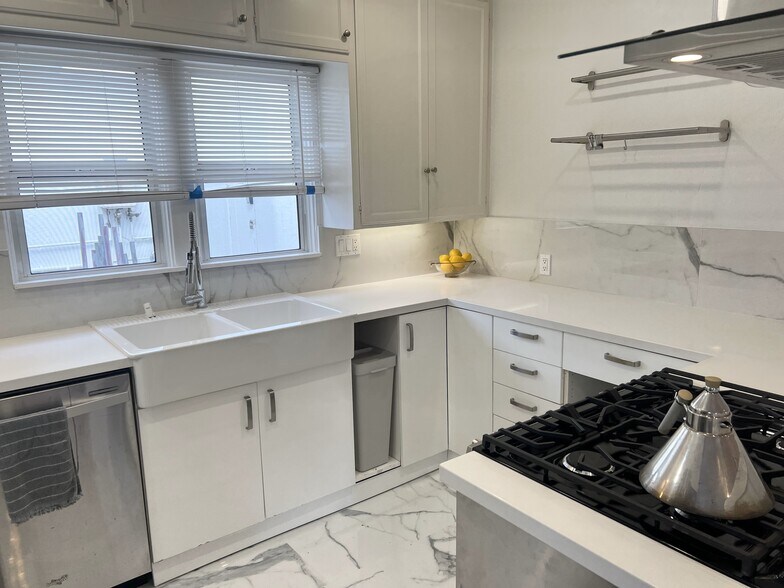 large kitchen - 3207 30th St