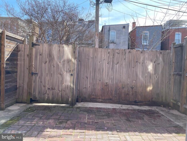 Building Photo - 1231 Linden Pl NE