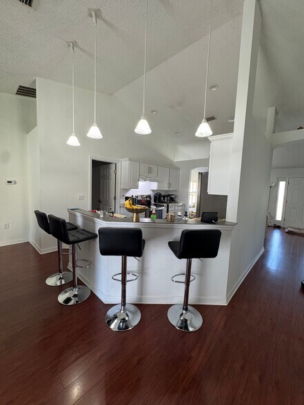 Building Photo - 10 Lloret Pl