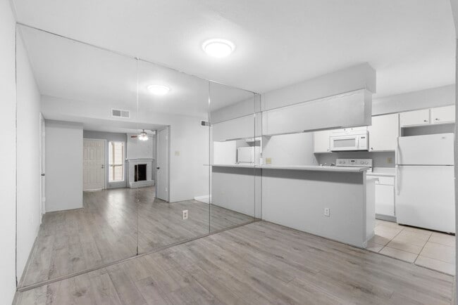 Building Photo - 2100 Wilcrest Dr