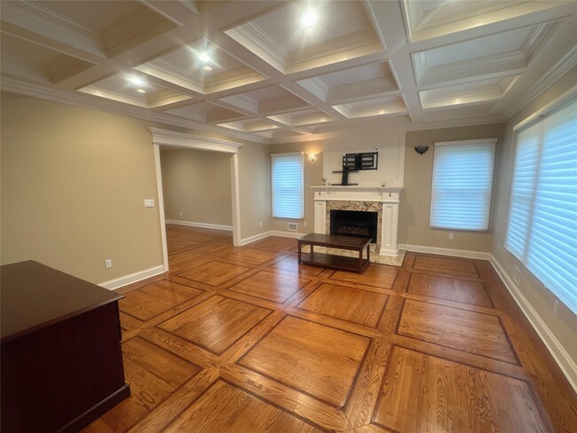 Building Photo - 11 Sagamore Way S