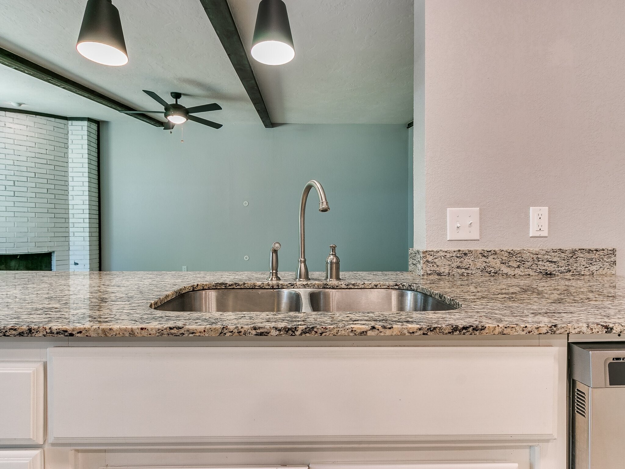 Building Photo - 9906 Mantle Dr