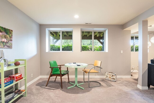 Building Photo - View Home in Quiet Neighborhood