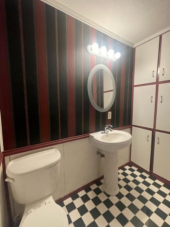 Building Photo - Large 4 Bed 2 Bath on Chapman DR