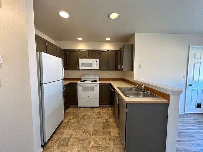 Building Photo - 2 Bedroom Condo with Washer/Dryer in Home