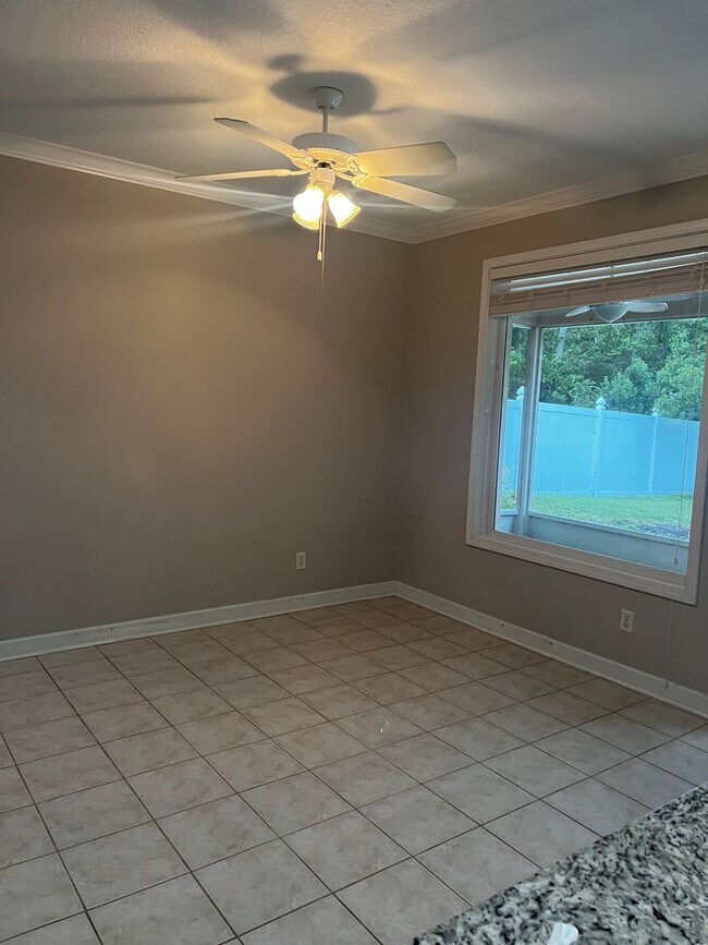 Building Photo - 3/2 fenced in yard with pool access!