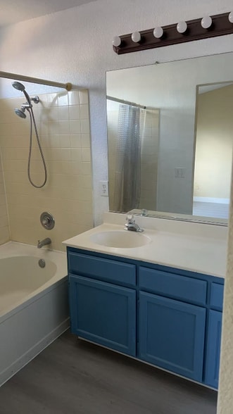 Building Photo - 5421 Governor Cir