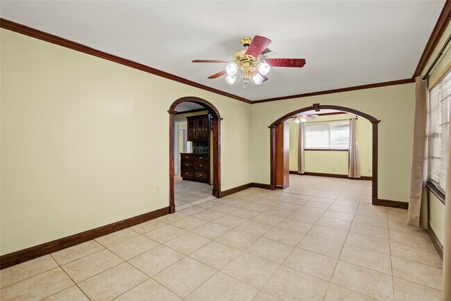 Building Photo - 8565 Ridgepoint Dr