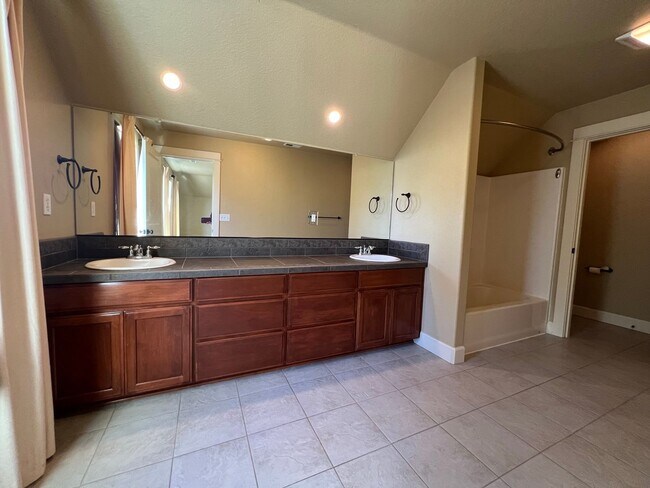 Building Photo - Application Pending - Spacious 3 Bedroom Home in Hood River