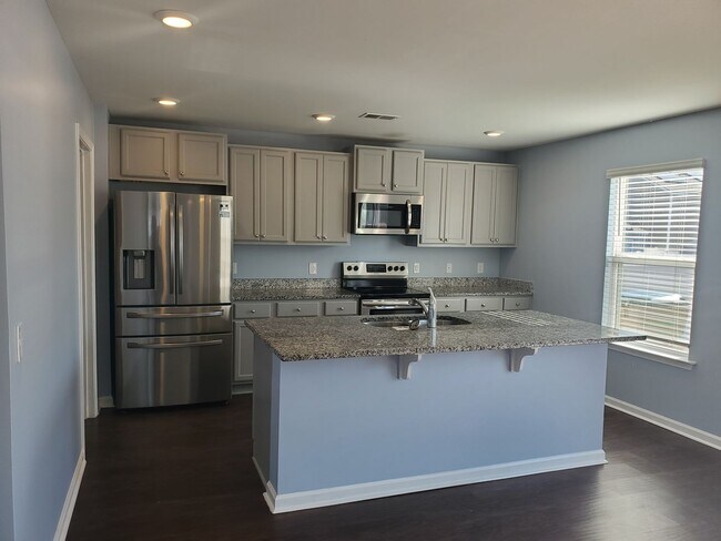 Building Photo - **Available mid January** 4 Bedroom with B...