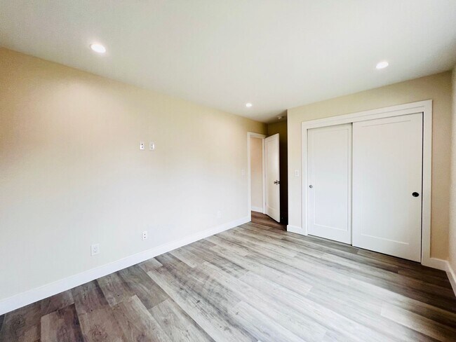 Building Photo - Brand New construction! 2 bed 1 bath,  Enj...
