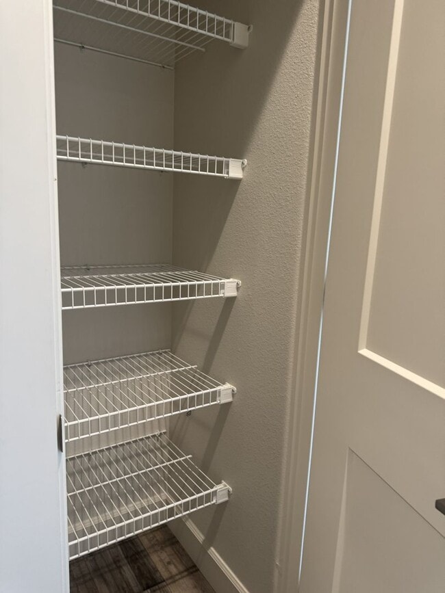 Building Photo - Lovely Open concept Low Maintenance