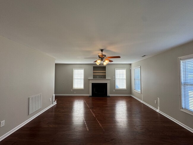 Building Photo - Spacious 3 Bed 2.5 Bath Home with Fenced Yard