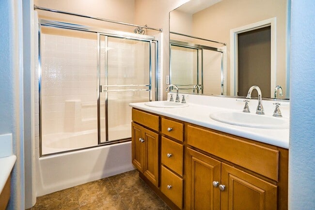 Building Photo - Beautiful townhome in Mission Valley!  Ava...