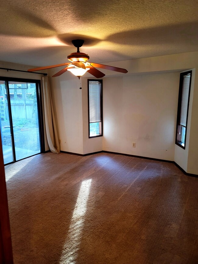 Building Photo - 18220 SW Pheasant Ln