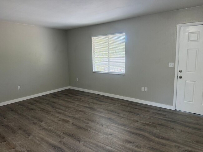 Building Photo - 927 33rd Ave W