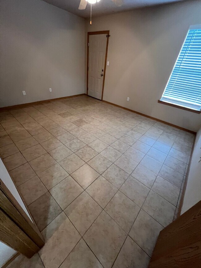 Building Photo - 2016 Plum Creek Ln