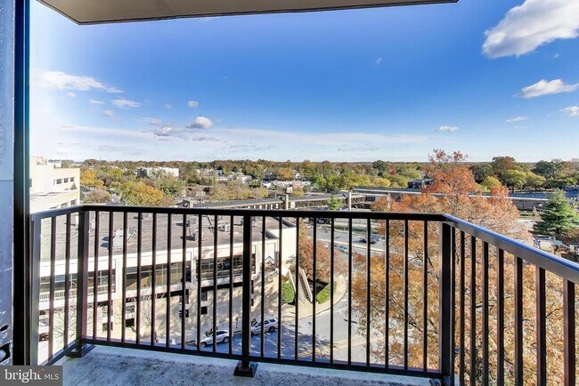 Building Photo - 4 Monroe St