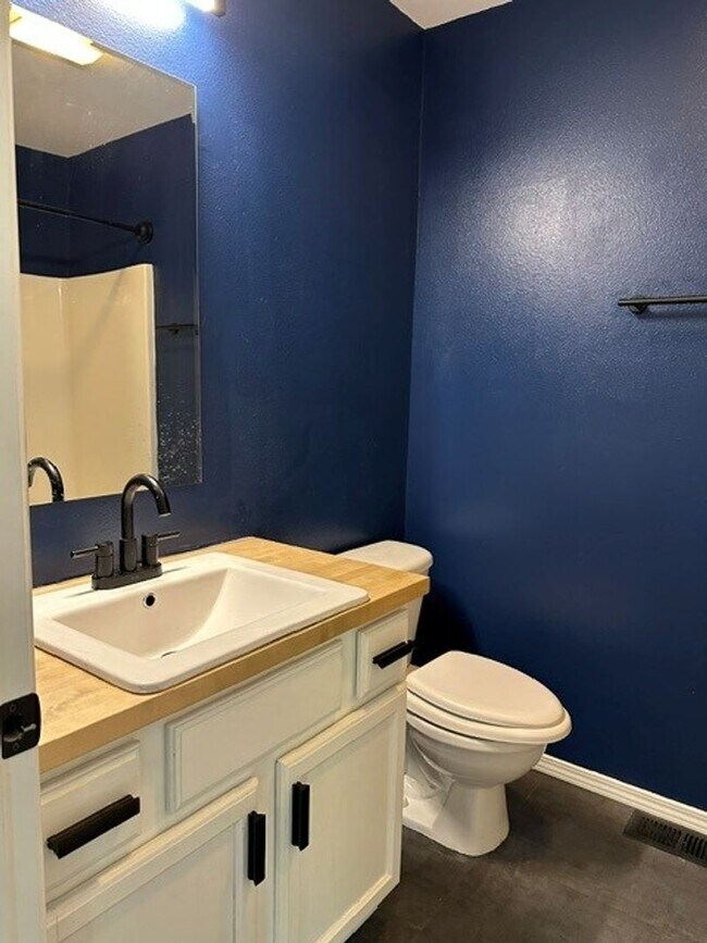 Building Photo - 3Bed, 2Bath Single Family Home in Beautiful Eagle River!!