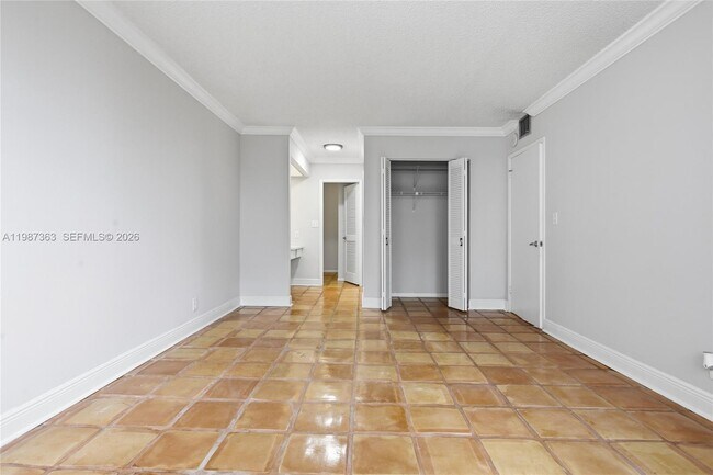 Building Photo - 2500 Parkview Dr