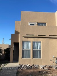 Building Photo - Beautiful Townhome located off the Univers...