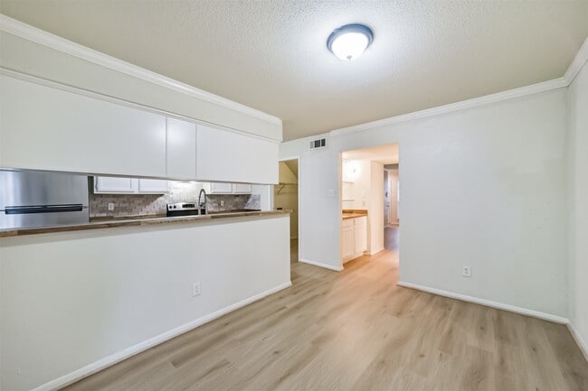 Building Photo - 5917 Fairdale Ln