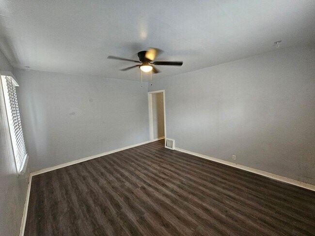 Building Photo - Bent6