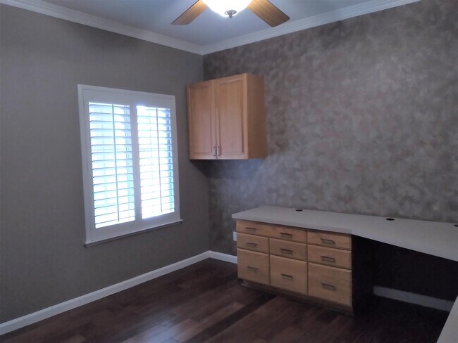 Building Photo - 553 W Fallbrook Ave