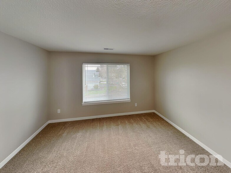 Building Photo - 6500 NE 86th Ave