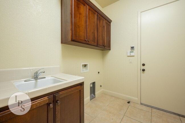 Building Photo - Move in by September 1st and get the rest of August FREE! Tuscan Bluffs at Copper River - Granvil...