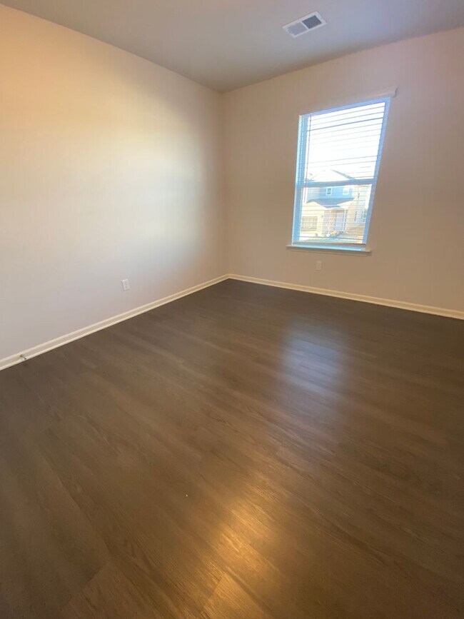 Building Photo - *Pre-leasing* Three Bedroom | Two and a Half Bath Home in Spring Hill!